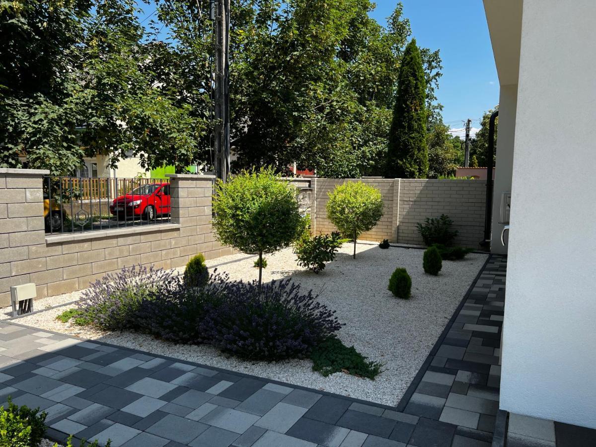Th-Lux Apartman ไฮจ์ดุสโซบอสโล ภายนอก รูปภาพ